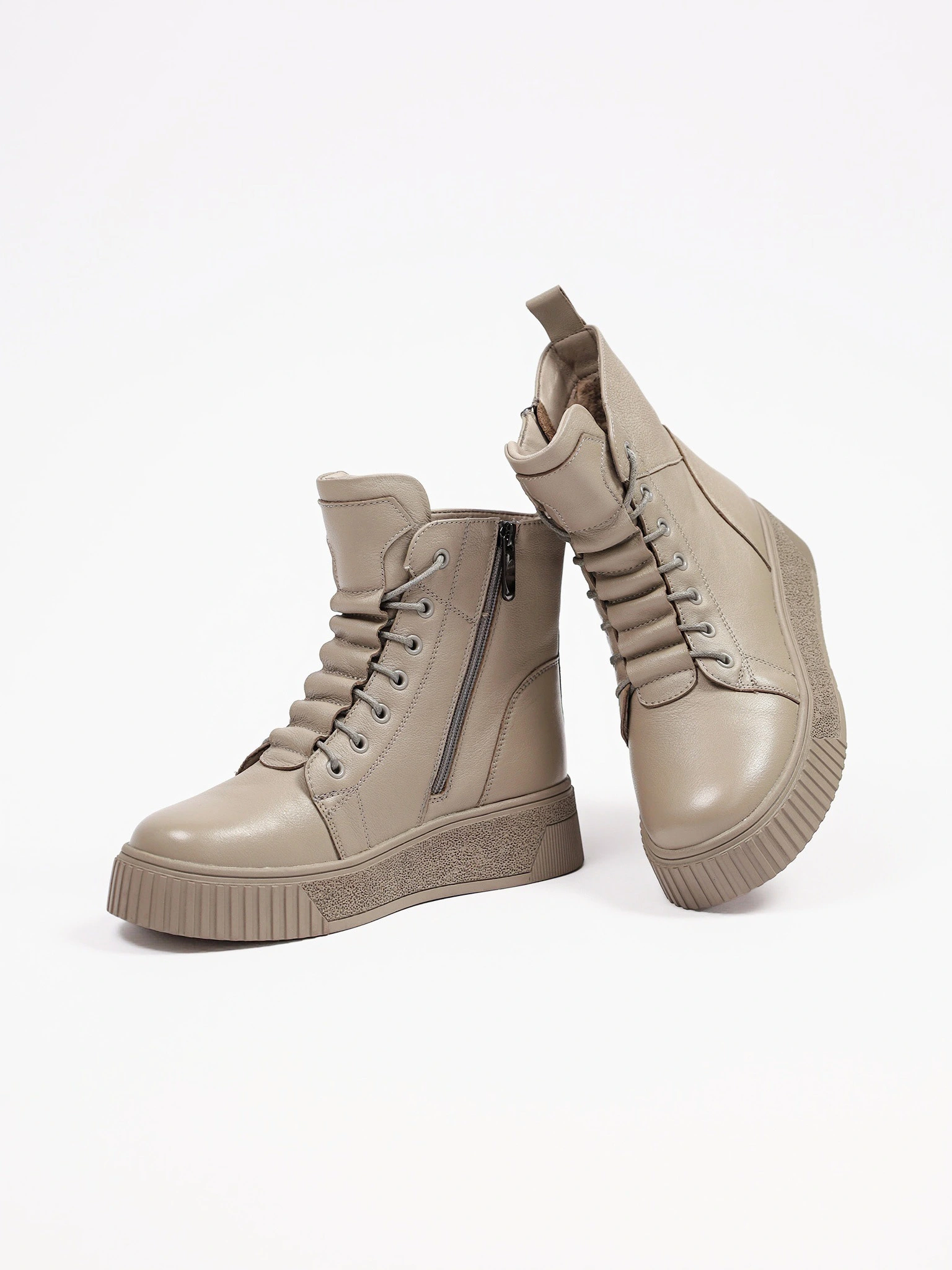 Ботинки бежевого цвета на средней платформе